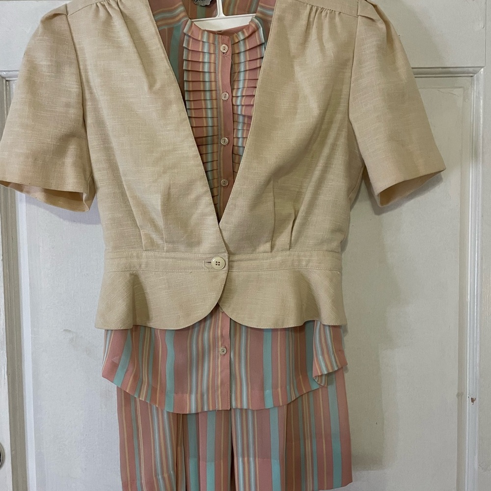 Vintage 80s ladies 3 piece suit 
see measurements
